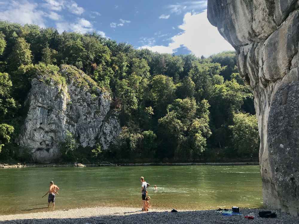 Hinter dem Donaudurchbruch gehen wir zum Baden und Schwimmen mit den Kindern in der Donau 