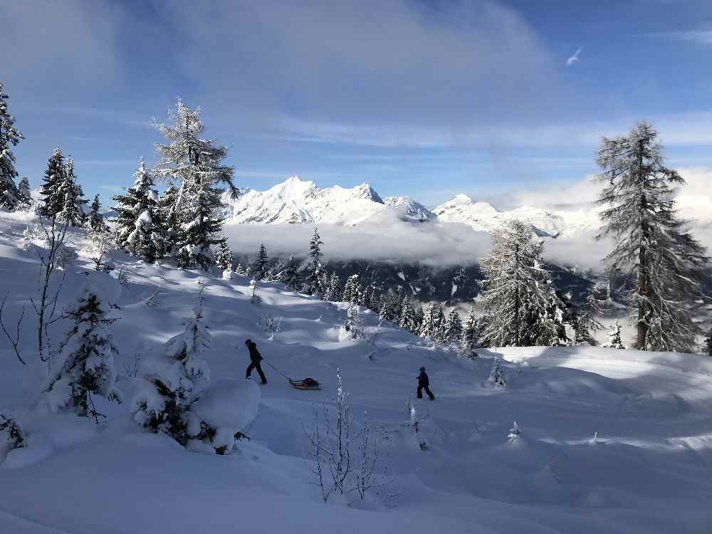 Das ist deine Aussicht beim Rodeln mit Kindern auf der Rodelbahn Kellerjoch in Tirol 