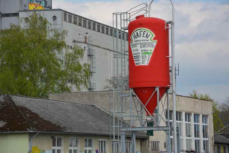 Genug Ketchup für das nächste Jahr... Kunst im Hafen von Linz