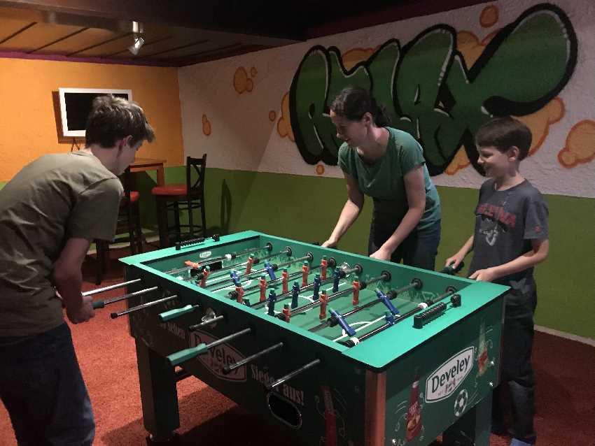 Kicker spielen - Familienbeschäftigung im Kinderhotel Oberjoch