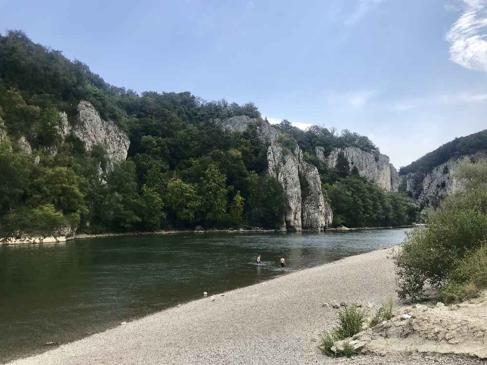 Ausflugsziele Kelheim: Groß ist der Kiesstrand beim Kloster Weltenburg