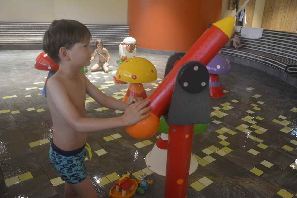 JUFA Annaberg Wasserwelt:  So schaut das Plitsch-Platsch aus, eine Kreuzung aus Schwimmbad und Wasserspielplatz im Hotel 