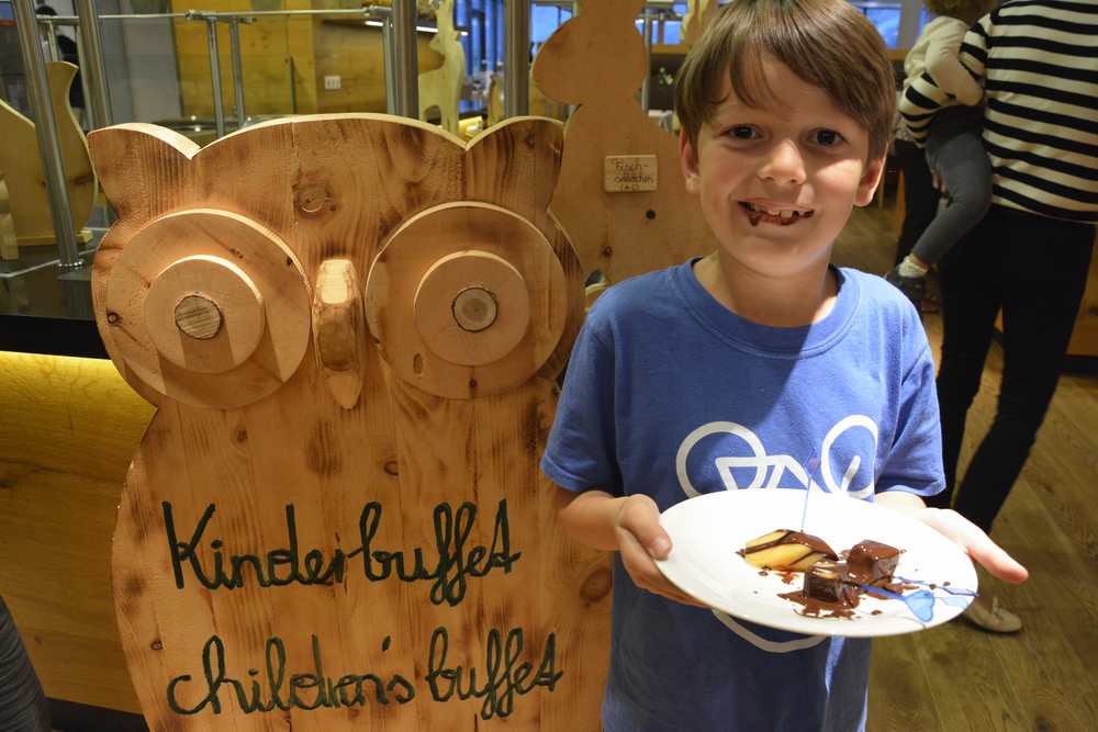 Aqua Dome Hotel: Nach dem Besuch des Schokoladenbrunnens am Kinderbuffet