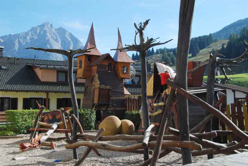 Wie ein Zauberschloss: Der Kinderspielplatz im Kinderhotel Alpenrose Lermoos