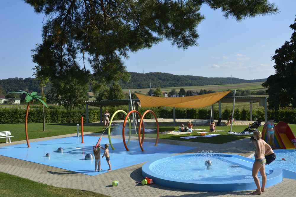 Glamping mit Kindern: Das ist das Kinderschwimmbad mit dem Plantschbecken und dem Wasserspielfeld