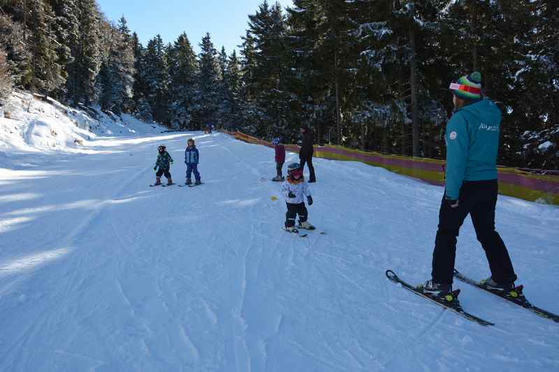  Skigebiet Zirbitzkogel: Mit dem kleinen Seillift kommen die Skianfänger nach oben und üben mit dem Skilehrer am Kinderskigelände 