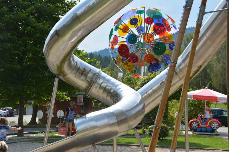 Der Kinderspielplatz in Bodenmais bei Joska mit den Glaskunstwerken