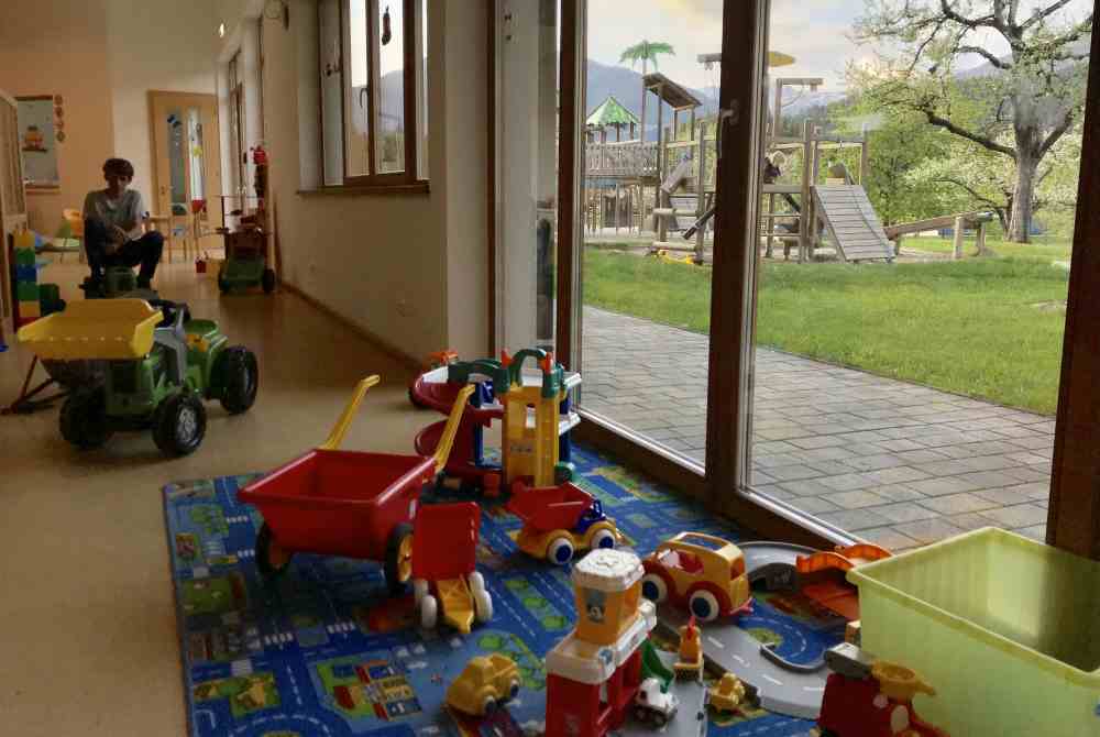 Im Kinderspielzimmer finden kleine und große Kinder Beschäftigung, mit direktem Zugang zum Garten - Spielplatz 