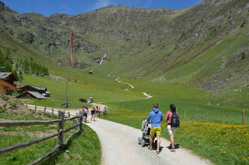 Wir treffen andere Familien, die mit dem Kinderwagen wandern