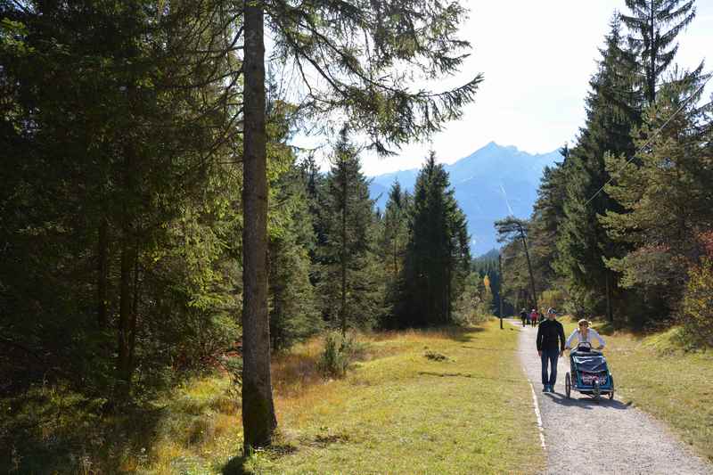 Zurück vom Pflegersee auf der Kinderwagen Wanderung nach Garmisch Partenkirchen