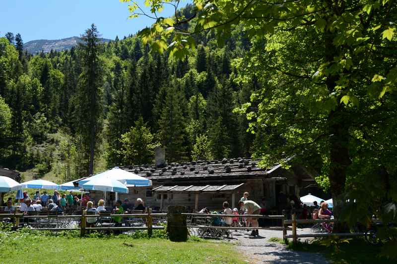 Bei der Siebenhütten Alm wird der Kinderwagen im Schatten geparkt und die Brotzeit in der Alm geholt 