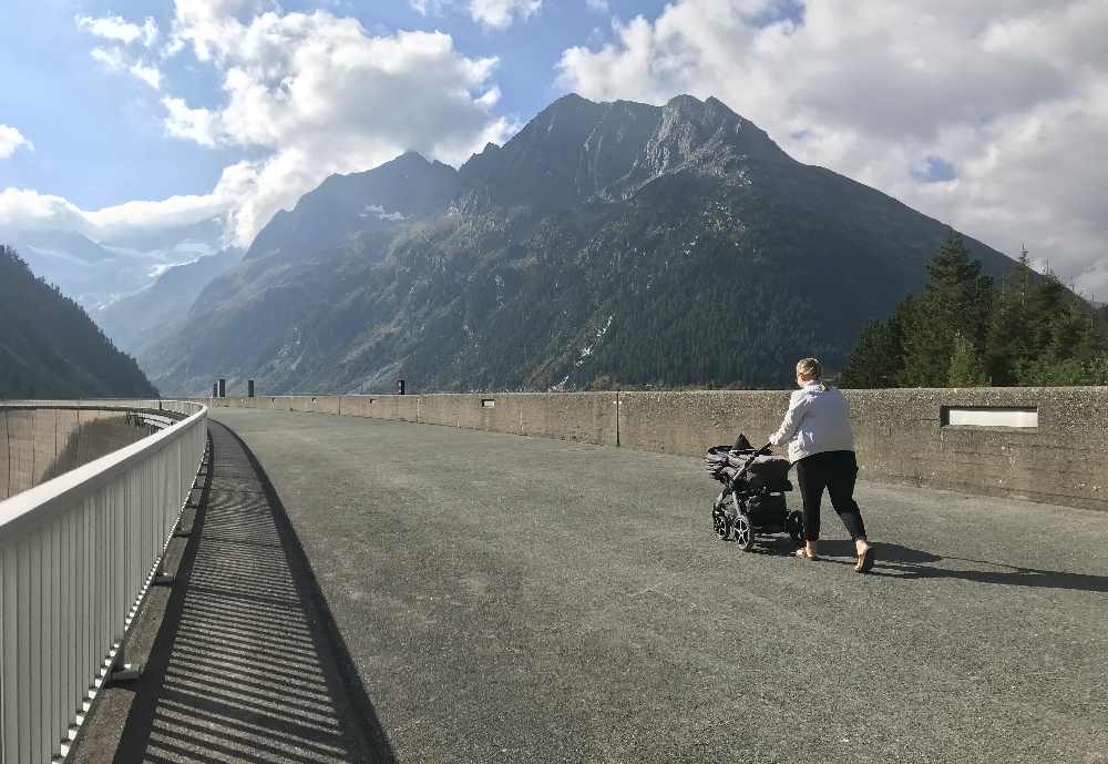 Über die Staumauer in Tirol kannst du sogar einen Spaziergang mit Kinderwagen unternehmen