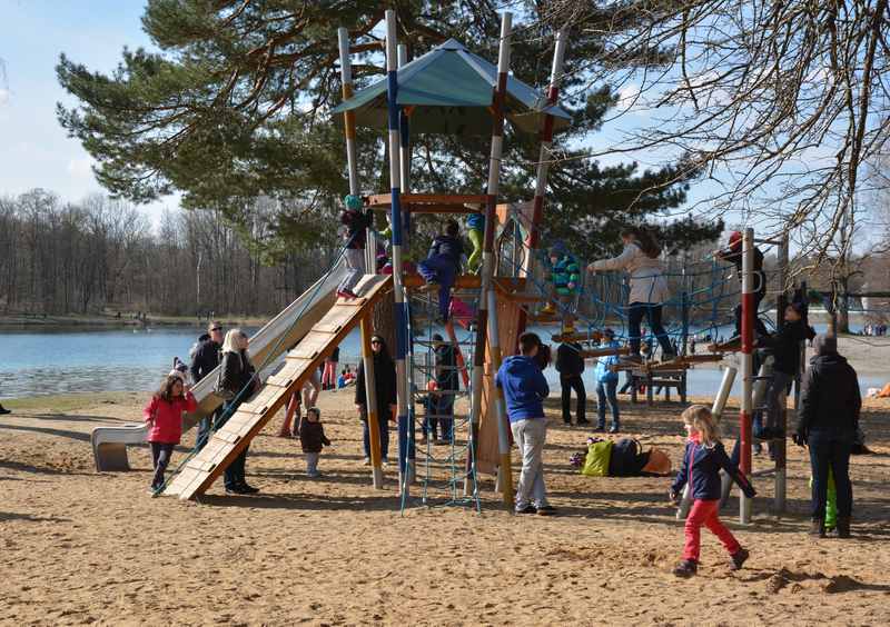 Das Ziel der Kinderwagen Wanderung in Augsburg: Der Spielplatz am Kuhsee