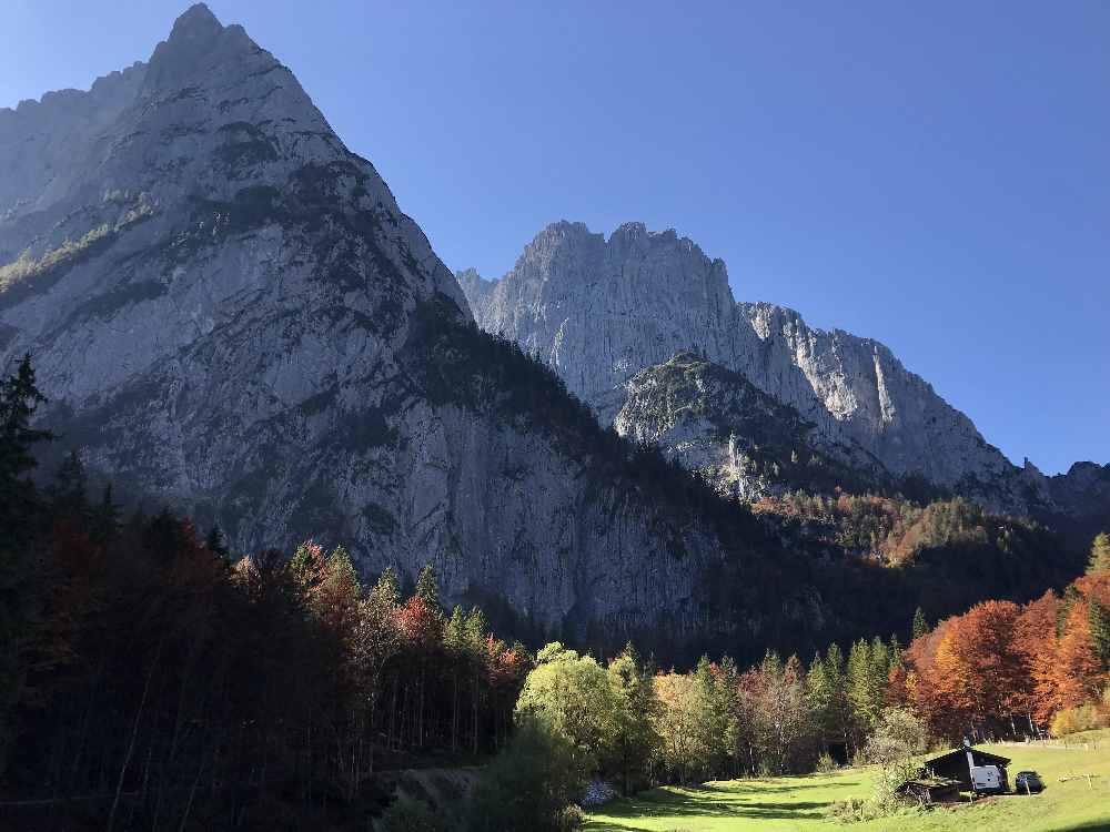 Unser Blick bei der Wanderung zurück zum Auto, links wäre die Forststraße für die Kinderwagen-Wanderung 