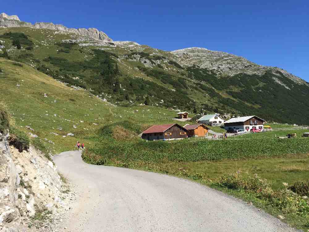 Kinderwagen wandern Vorarlberg - die breiten Wege zu den Almen sind perfekt!