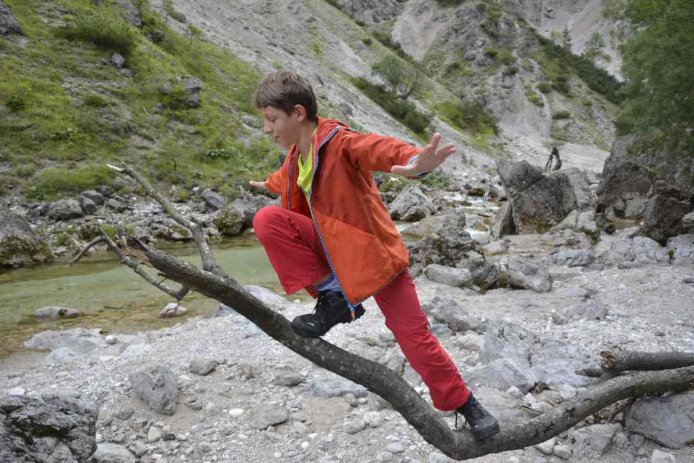  ... und oben das Gleichgewicht halten - ohne mit den Kinder Wanderschuhen zu rutschen. 