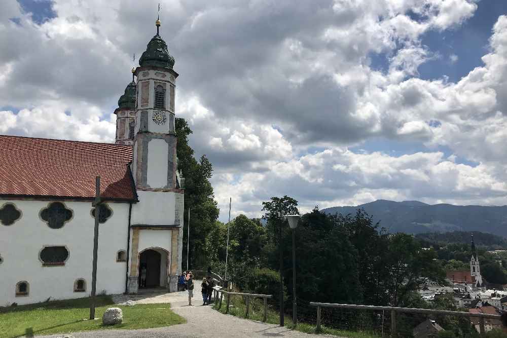 Von außen sieht man der Kalvarienbergkirche nicht an, dass sie innen anders gebaut wurde.