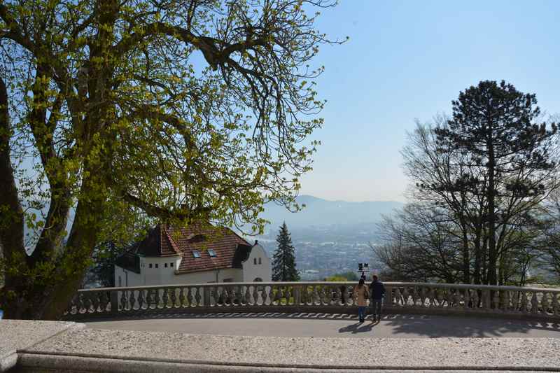 Das ist der Blick vom Kirchenportal in Richtung Stadt 