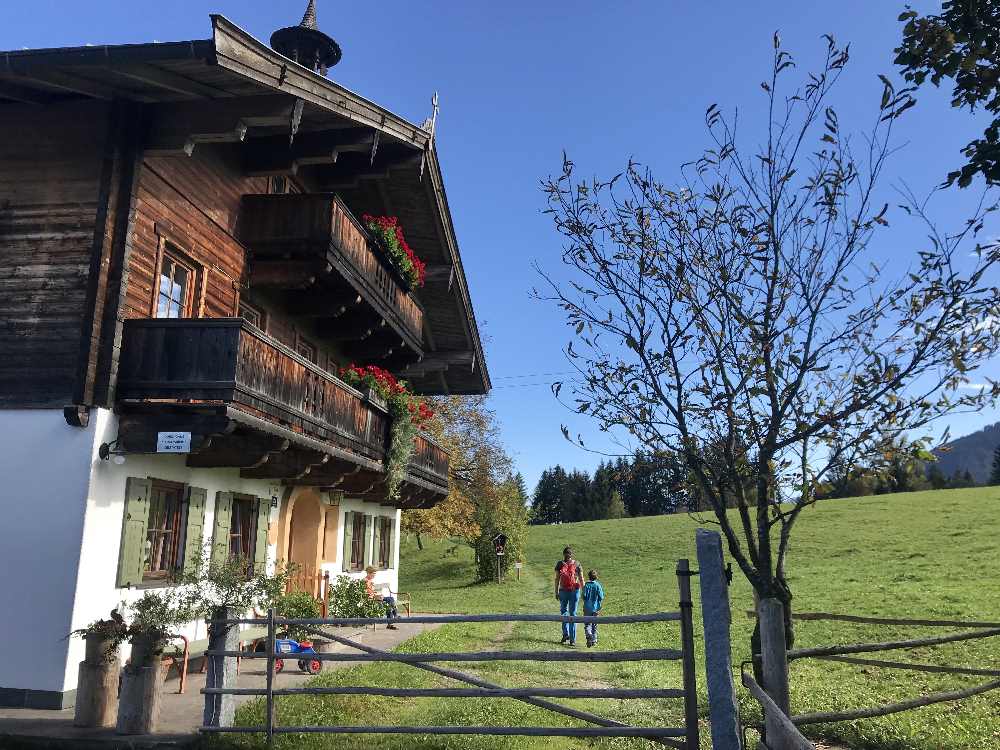 An den urigen alten Bauernhäusern wandern wir in Richtung Wasserfall in Tirol