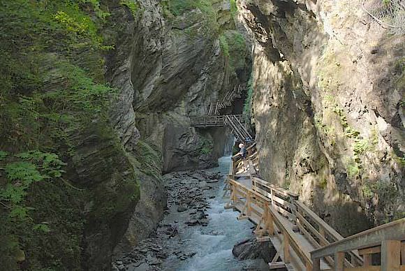 Wandern mit Kindern Salzburger Land: Durch eine Klamm in Salzburg wandern mit Kindern? Unsere Kinder mögen das besonders.