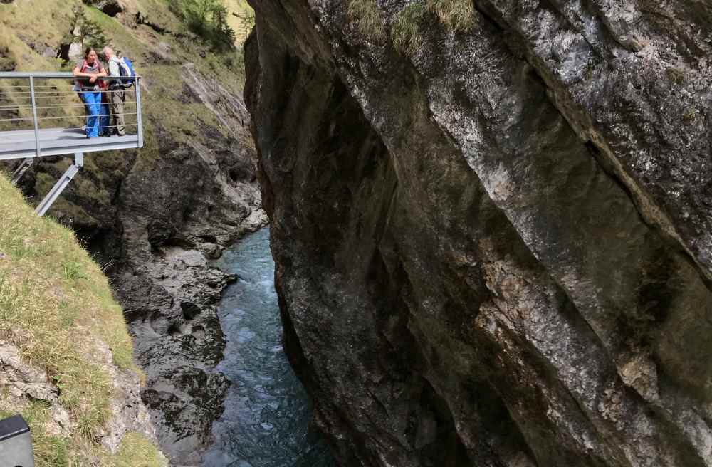 Aussichtsplattformen wie hier in Tirol geben besondere Ausblicke auf die Schlucht und das Wasser frei