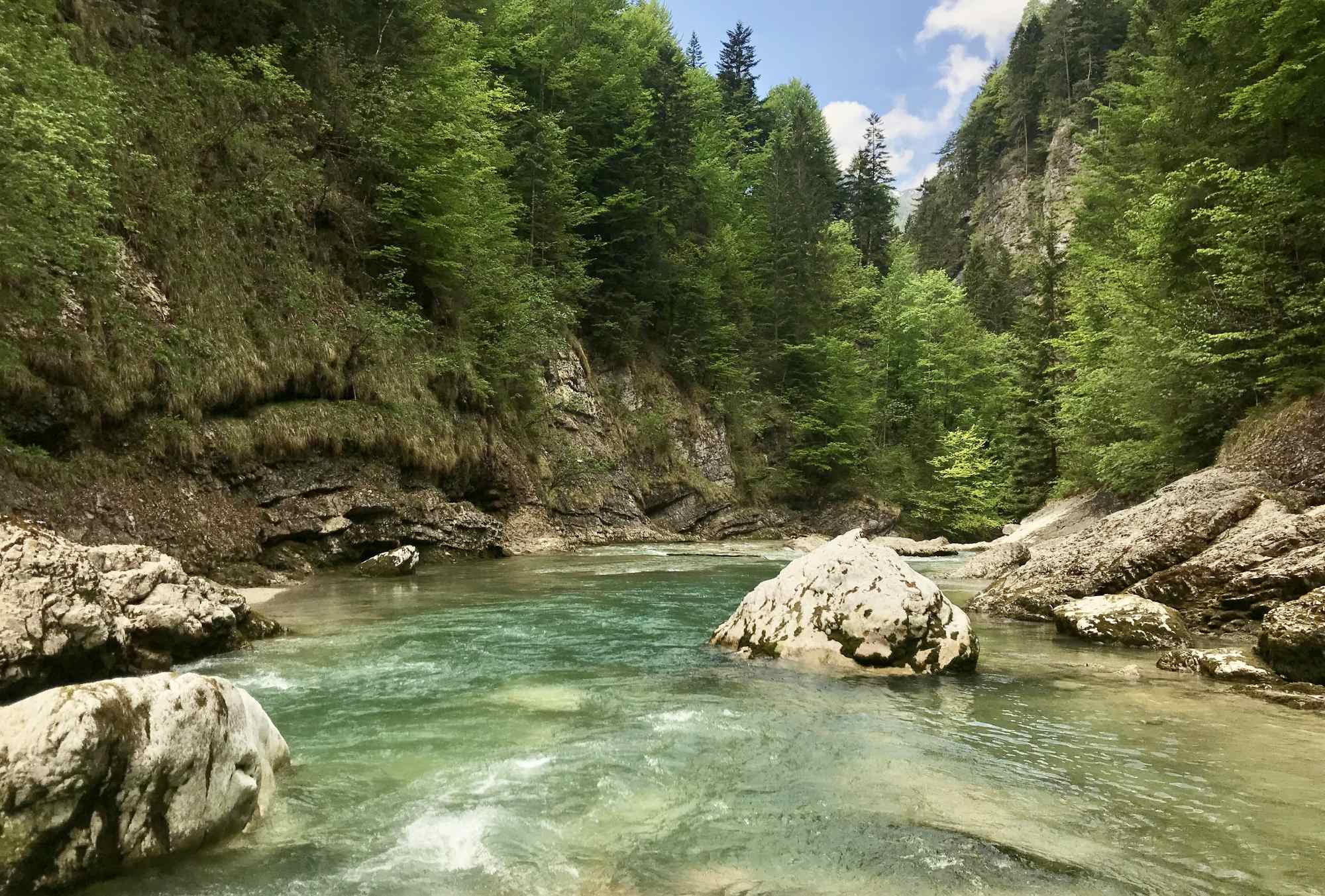  Ein gesicherter Steig nah am Wasser - Klamm wandern mit Kindern ist kurzweilig und interessant 