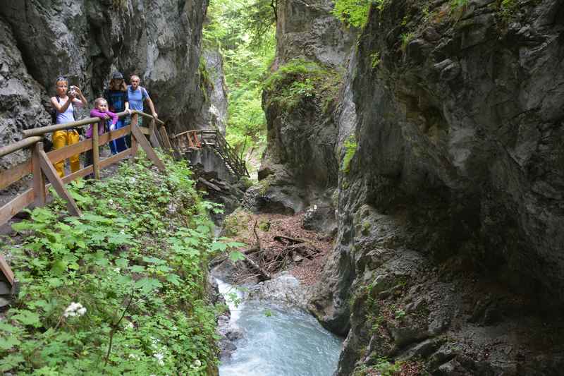 Klamm Tirol - Durch eine Klamm oder Schlucht in Tirol wandern mit Kindern, hier die Wolfsklamm 