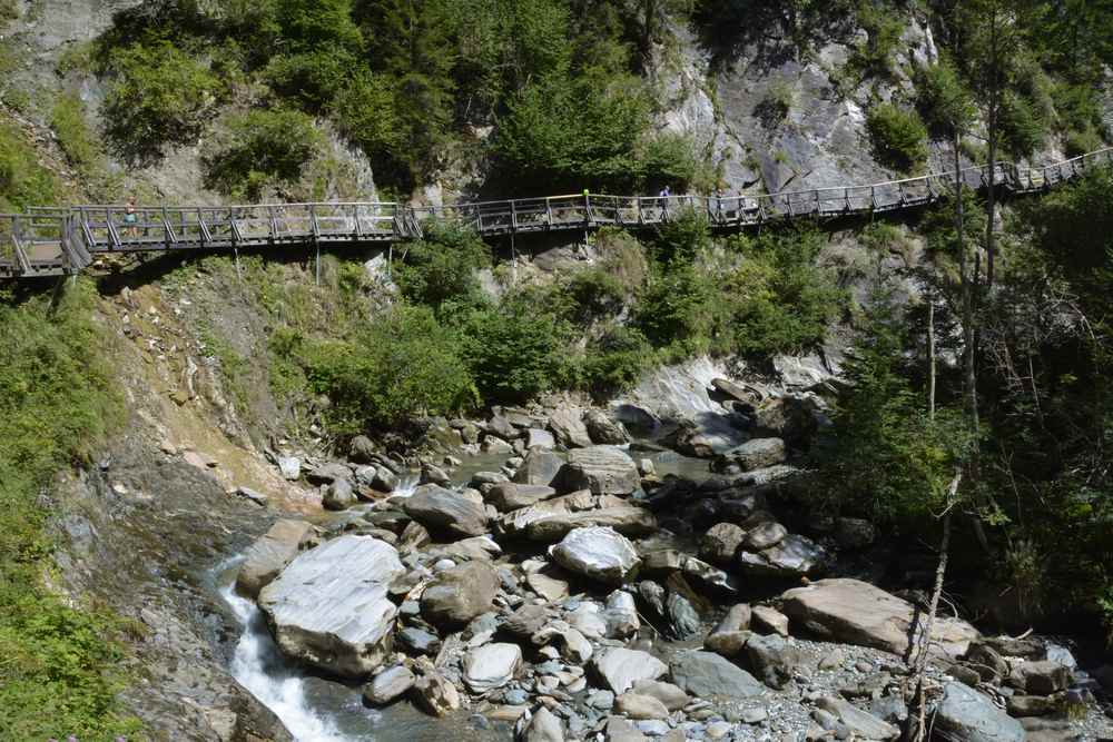 Besonders eindrucksvoller Steig in den Felsen der Groppensteinschlucht