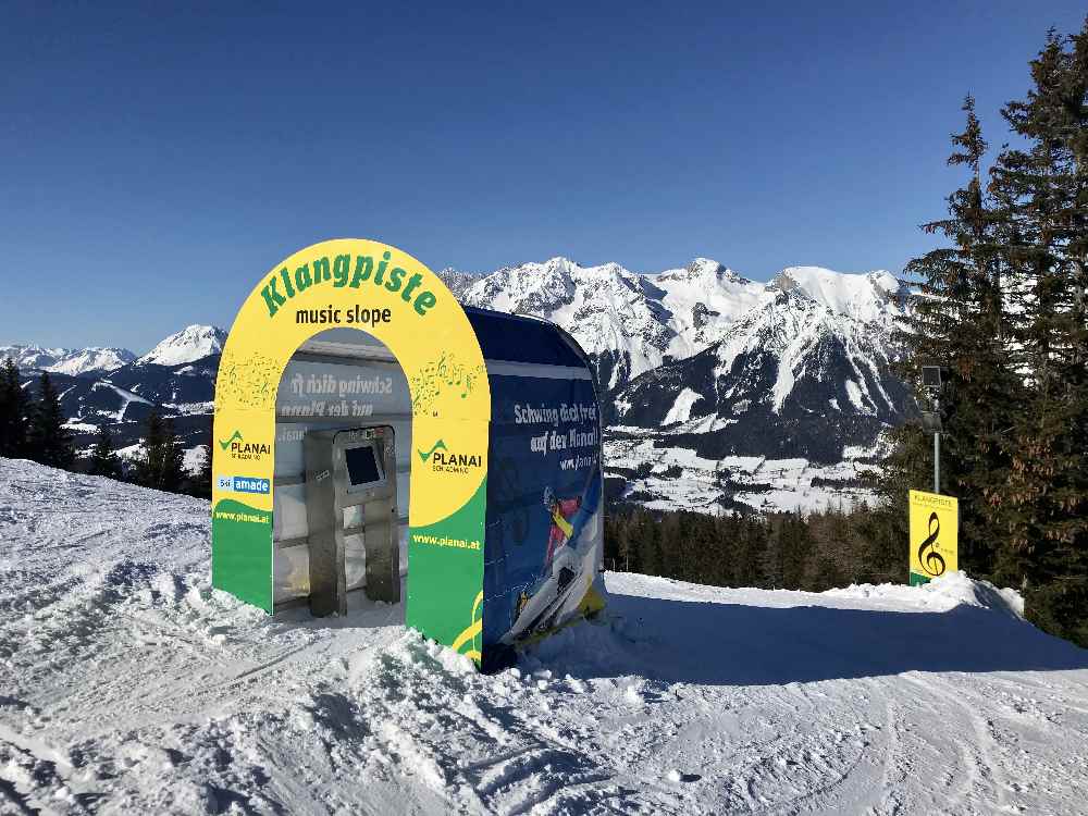 Die Klangpiste im Skigebiet Planai: Hier oben suchst du dir deinen Song, der dann auf der ganzen Piste aus den Boxen tönt 