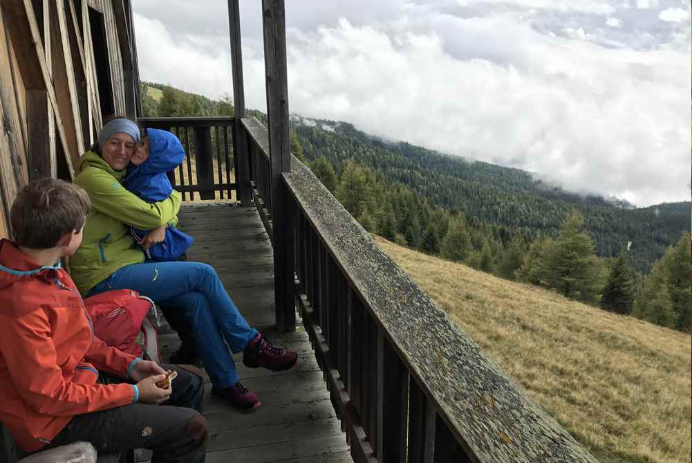 Beim Schupfen am Bildstock machen wir eine kurze Pause und geniessen unseren Südtirolurlaub