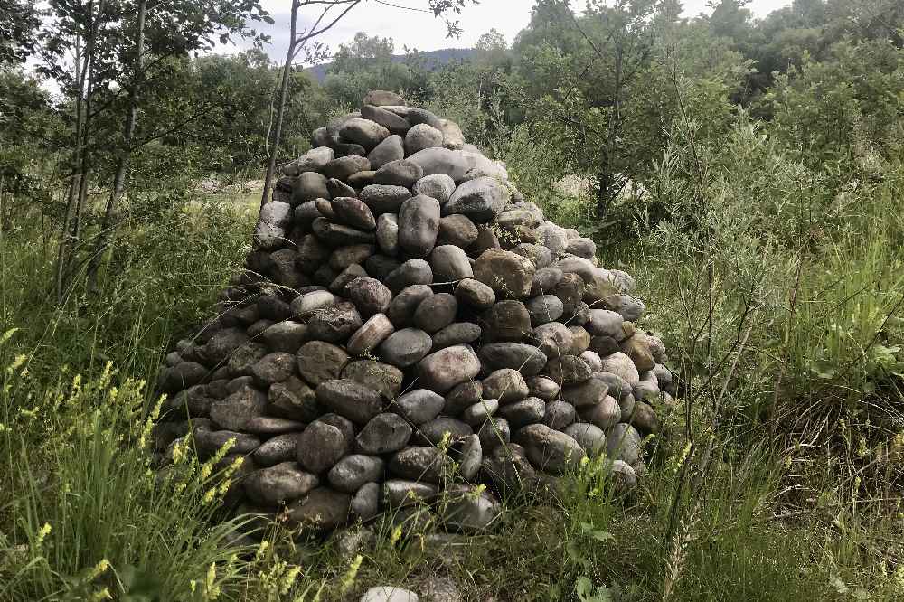 Das ist eine der letzten verbliebenen Steinpyramiden von Klein Kairo