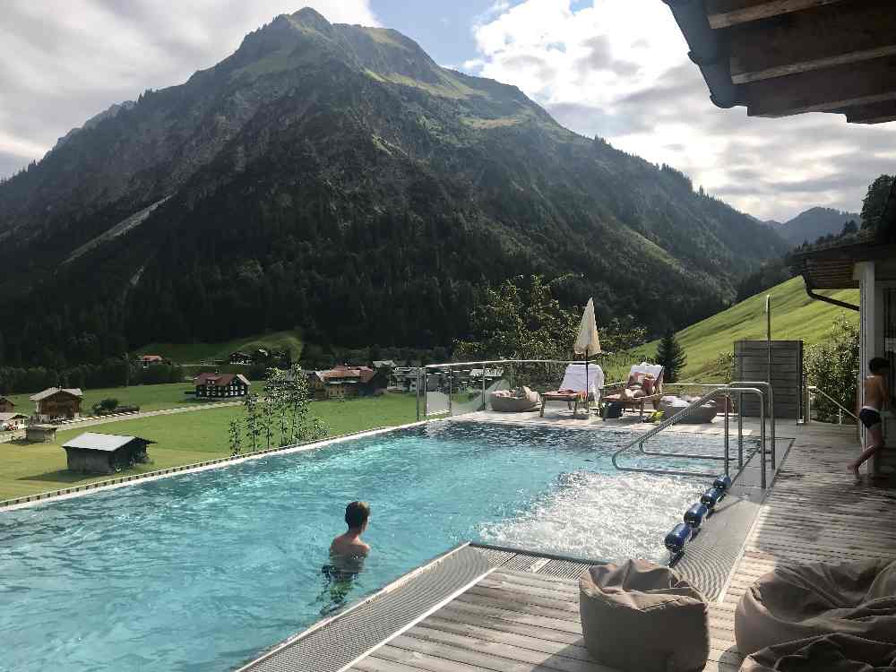Nach dem Wandern mit Kindern im Pool mit Bergblick schwimmen - im Familienhotel Rosenhof 