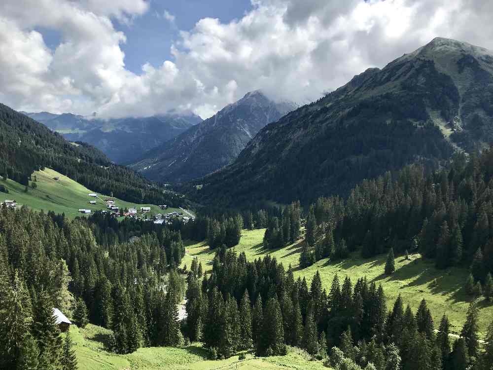 So schön ist die Landschaft oberhalb von Baad im Kleinwalsertal