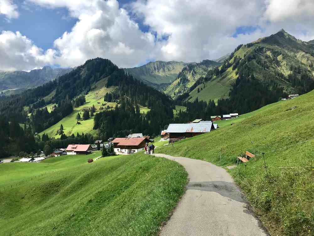 Kleinwalsertal wandern mit Kinderwagen - so schön mitte in den Bergen!