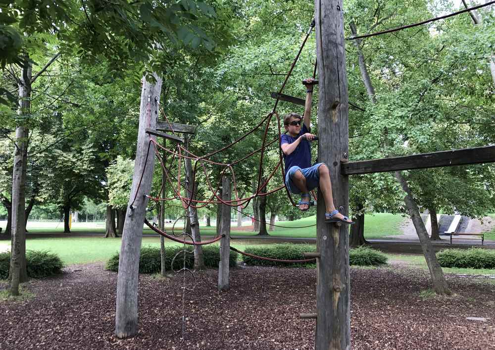 Das ist der kleine Klettergarten für größere Kinder im Spielplatz Augarten 