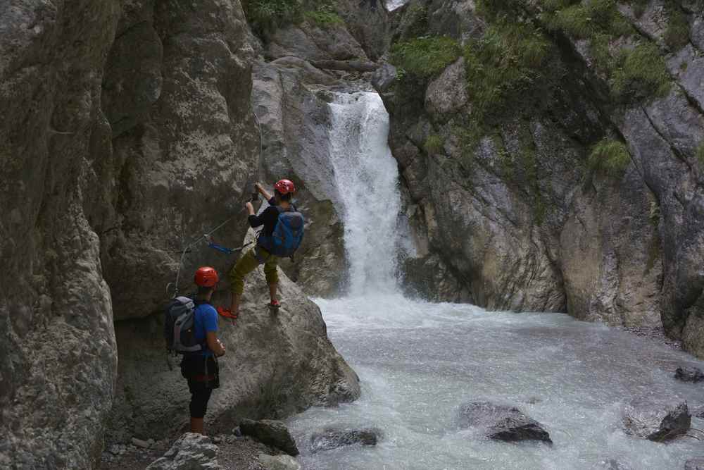 Dann sehen wir schon den Zustieg in den Klettersteig durch die Galitzenklamm