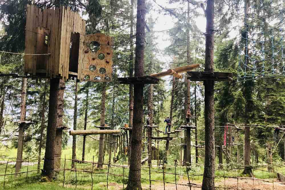 Kletterwald Garmisch Partenkirchen: Der Blick auf den Hochseilgarten in Bayern