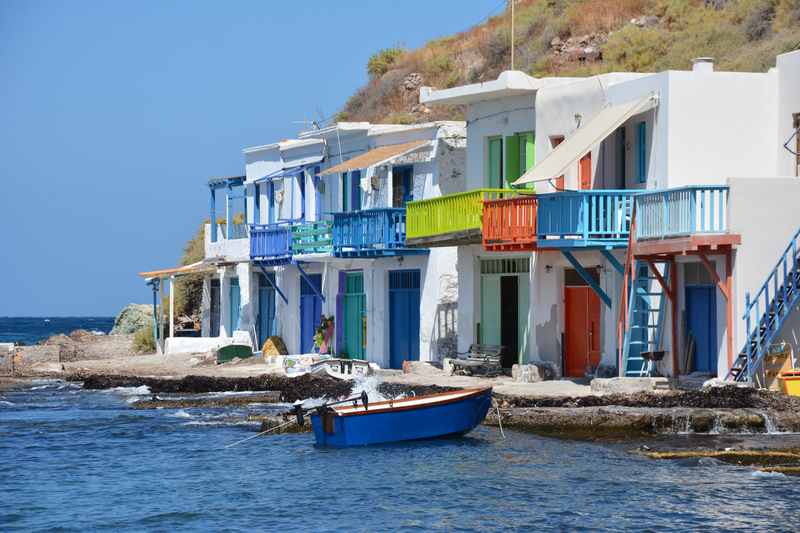 Milos Griechenland: Die bunten Häuser im kleinen Fischerdorf Klima auf Milos - vom Bett ins Boot und auf´s Meer