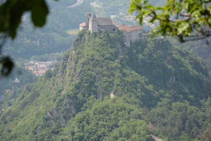 Ein anderer Blick: Das Kloster Säben von oben, am Keschtnweg nach Feldthurns