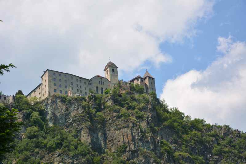 Das Kloster Säben von Klausen aus gesehen - unser Wanderziel mit den Kindern