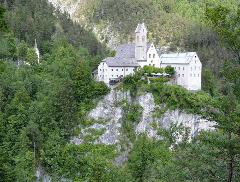 Das Kloster St. Georgenberg in Tirol - erreichbar mit einem geländetauglichen Kinderwagen