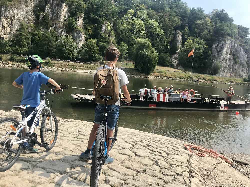 Ohne Motor bringt uns die Seilfähre samt Fahrrädern über die Donau zum Kloster Weltenburg