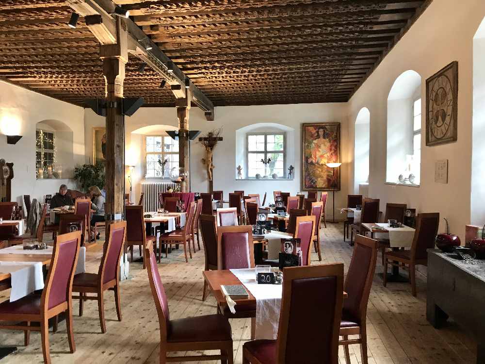 Ebenso in das heimelige Klostercafe mit der besonderen Holzdecke, früher war es der Speiseraum der Mönche