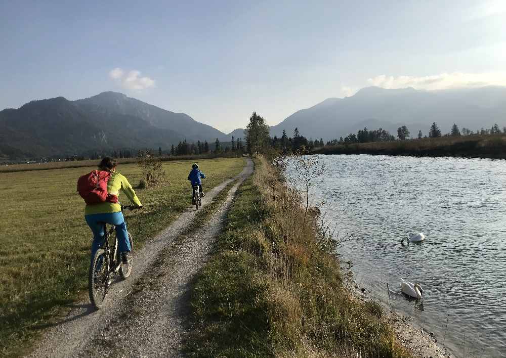 Was kannst du am Kochelsee mit Kindern unternehmen? Hier unsere Tipps für den Familienurlaub in Bayern.