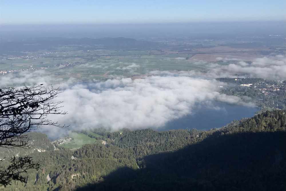 Der Nebel verzieht sich über dem Kochelsee