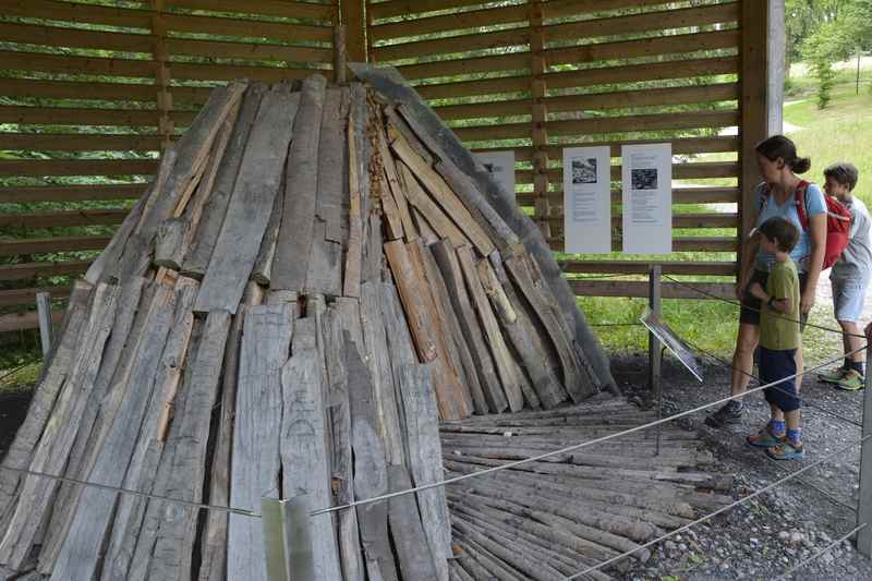 Wir besuchen noch die Köhlerei im Freilichtmuseum in Bayern