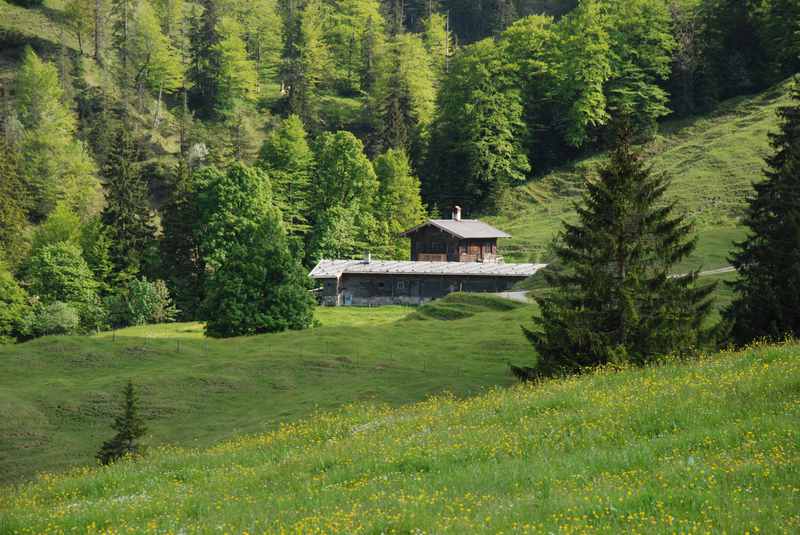 Zur Königsalm Tegernsee wandern - unscheinbar liegt sie bei den Blaubergen  