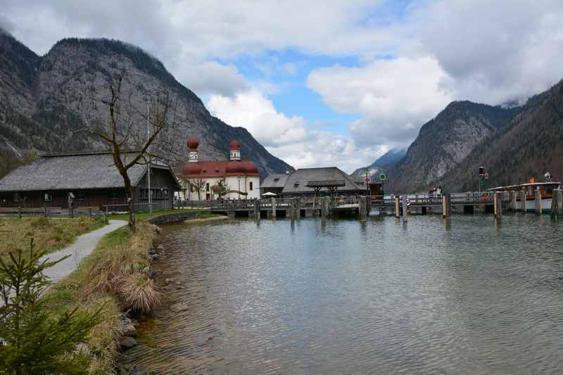 Am Königssee wandern mit Kindern - das ist die Kirche in St. Bartholomä