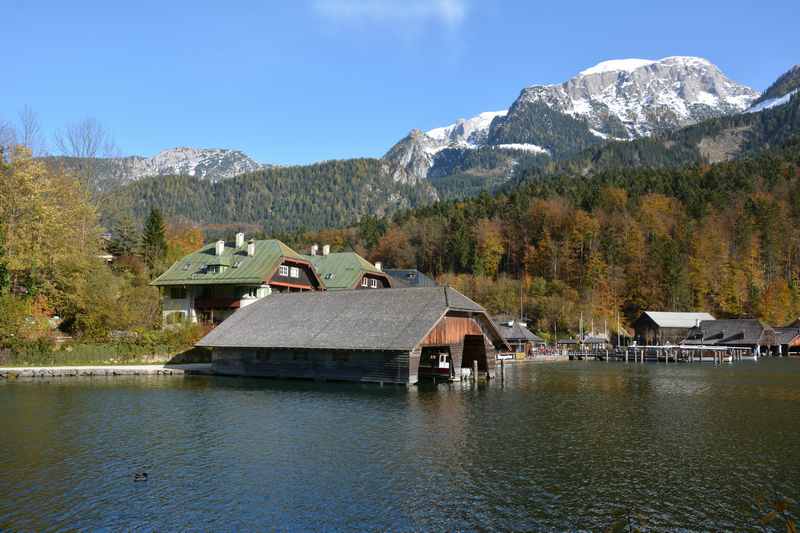 Am Ufer des Königssee wandern mit Kinderwagen zu den historischen Fischerhäusern