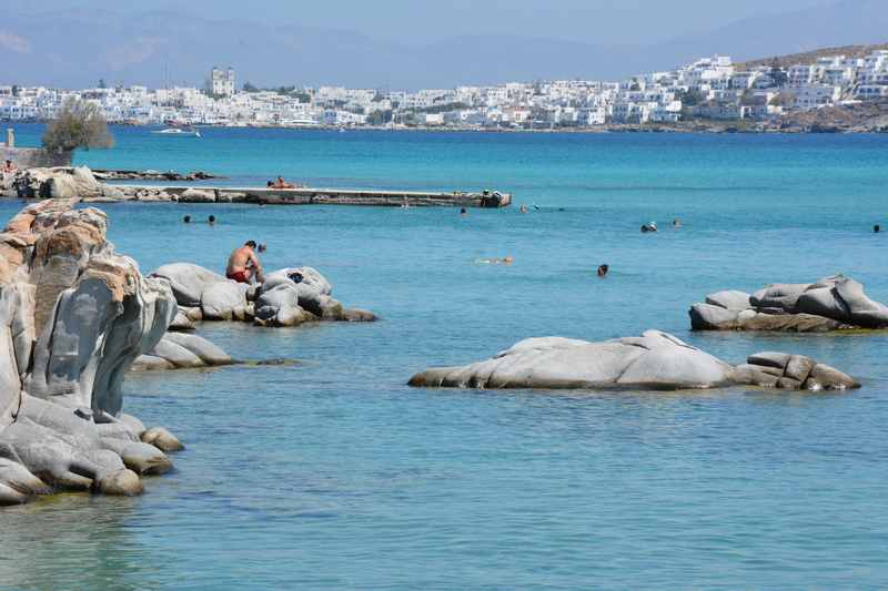 Kolymbithres:  Der Strand mit den Felseninseln, dahinter zu sehen die Stadt Naoussa  